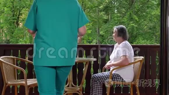 为老年病人提供膳食的医护人员视频