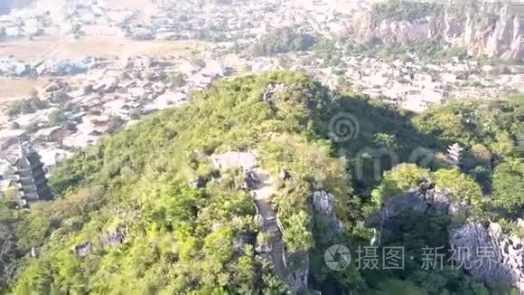 在山顶观景台上空盘旋视频