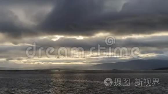 太阳落山时天空中的雷雨云消失视频