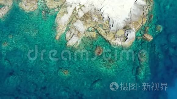 空中无人机观赏热带天堂般的海滩与纯水晶清澈的绿松石水，奇异的花岗岩岩石。 空中无人机4k