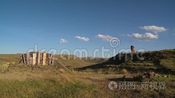 起伏的平原和岩石结构视频