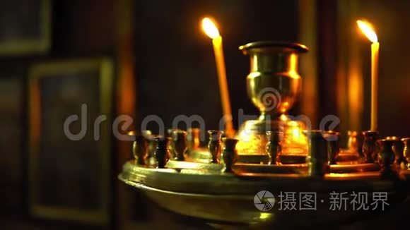 一对蜡烛放在东正教的金烛台上视频