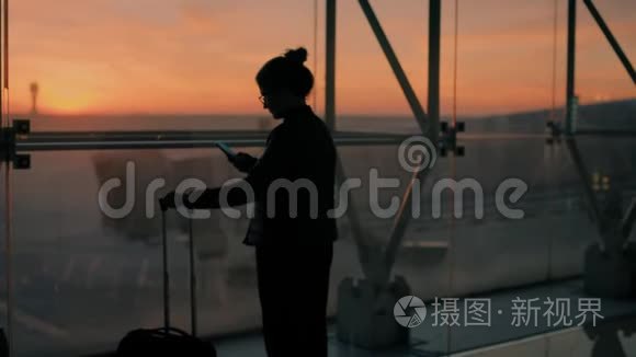 年轻的女旅客早乘飞机前往机场视频