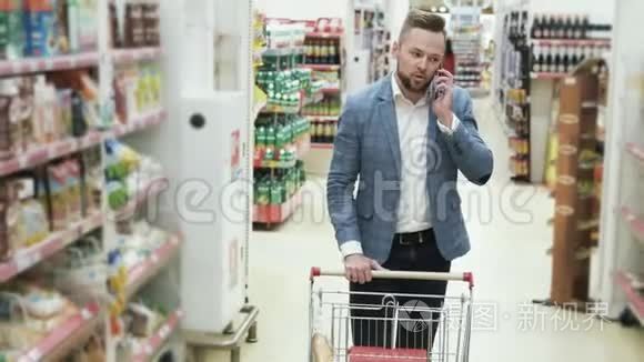 男人在超市购物，打电话，斯特迪卡姆开枪。