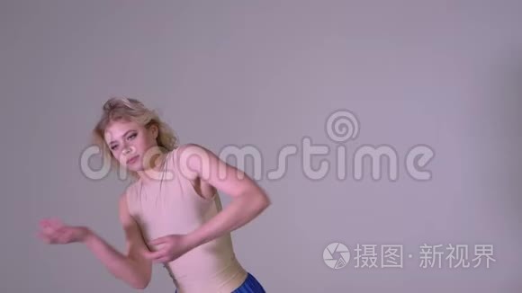 塑料女孩跳舞慢动作古典舞视频