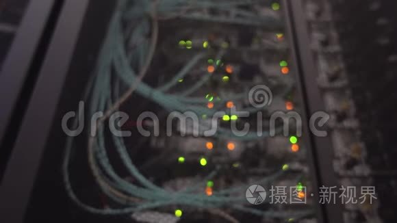 数据中心，服务器机房背景模糊.. 蓝色和橙色的引线