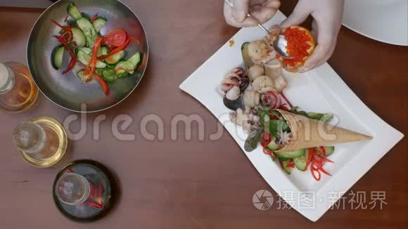 用鱼子酱装饰新鲜蔬菜沙拉视频