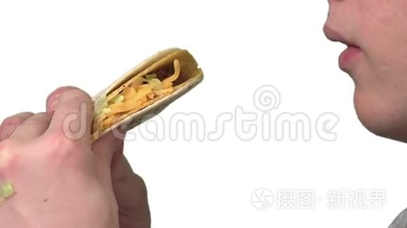 吃玉米饼视频