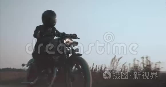 侧景女孩骑摩托车停在路边视频