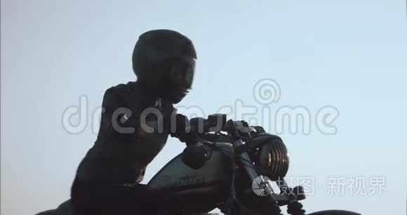 女孩驾驶摩托车顶着天空在碎石路侧景