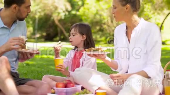 一家人在夏季公园野餐吃三明治视频