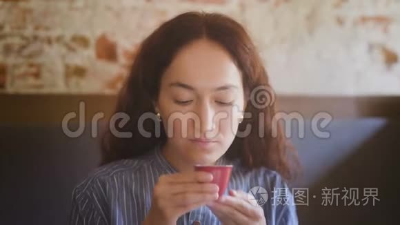 女人的肖像正在喝红茶视频