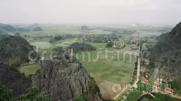 美丽的石灰岩山地和洪水泛滥的稻田