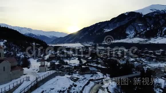 黎明时分，美丽的山村，一辆孤独的汽车在路上行驶，4K