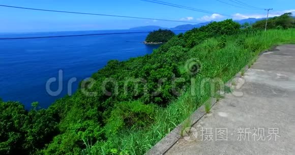 蓝色的大海和美妙的风景。 安格拉多斯里斯海，巴西里约热内卢州。 奇妙的海洋和道路。