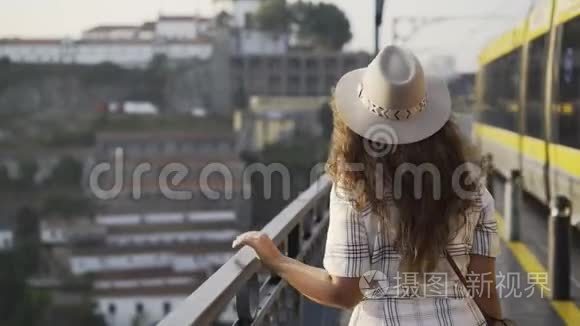 戴帽子的漂亮女人在桥上散步视频