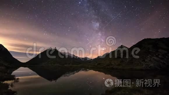 银河时间流逝，星空越过白雪皑皑的山脊，倒映在田园诗般的杏湖上