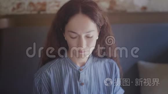 女人的肖像吸入茶的气味视频