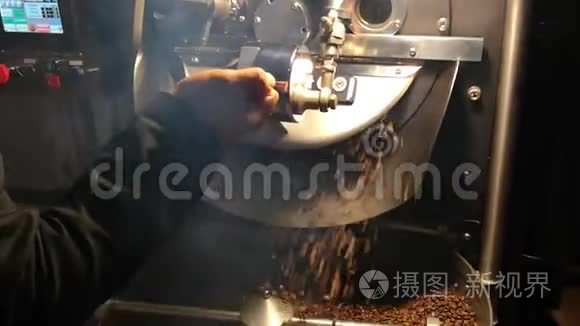 研磨机中咖啡豆的制作-混合和烘焙咖啡