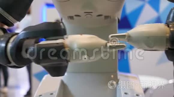 高科技，自动化机器人在世博会上移动双手，展示了各国的成就。 媒体。 关闭