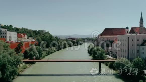 欧洲小镇的行人天桥视频