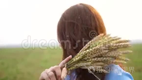 在户外女孩刷掉飞虫蚊子。很多昆虫，炎热的夏天