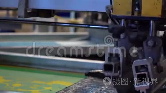 工业丝网印刷机正在运转视频