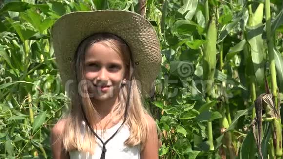 农民儿童在康菲尔德微笑女孩面对户外在农业领域4K视频的预览图