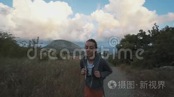 女子徒步山看着美丽多彩惊艳的晚霞天空..