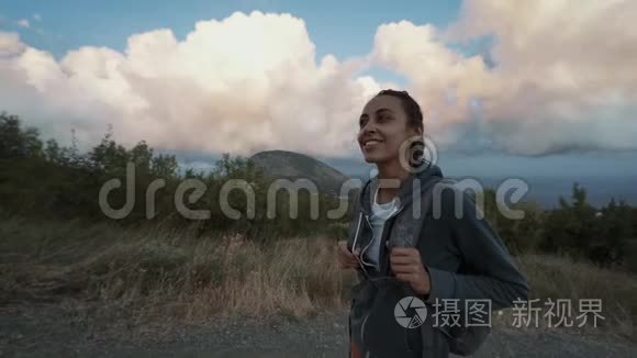 女子徒步山看着美丽多彩惊艳的晚霞天空..