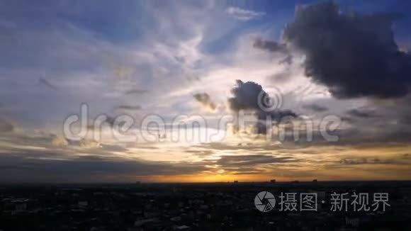 泰国曼谷郊区白天和夜间的时间间隔云。