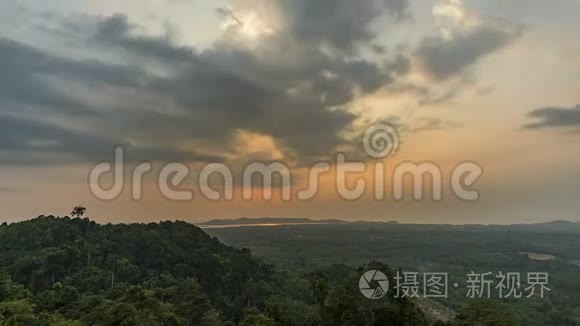 夕阳西下，云层移动得很快