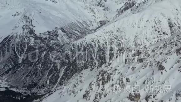 美丽的山景，山上覆盖着许多新鲜的雪，4K