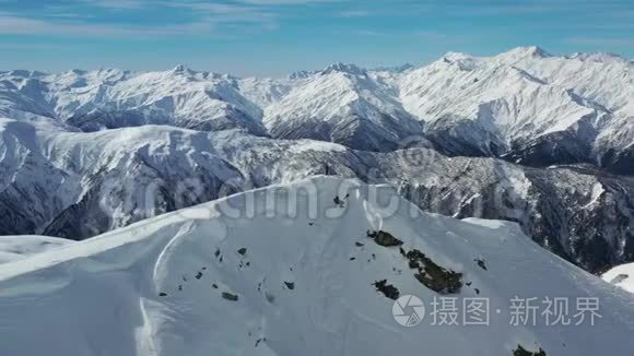 一个人在山顶上，背景上的多座山令人叹为观止，4K