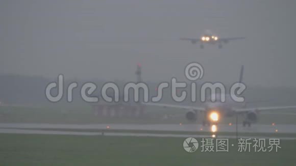 飞机在雨夜降落视频