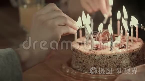 两个人在生日蛋糕上点燃蜡烛视频