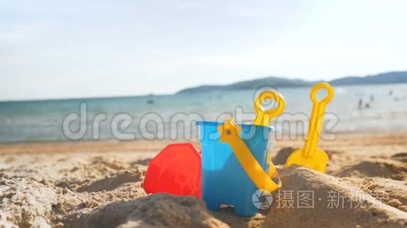 海浪沙滩上的玩具，在夏日的氛围下，选择焦点浅景