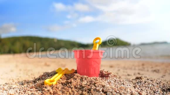 海浪沙滩上的玩具，在夏日的氛围下，选择焦点浅景