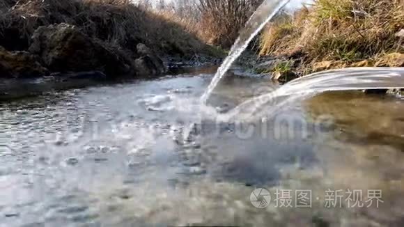 天然水源每天从地下涌出