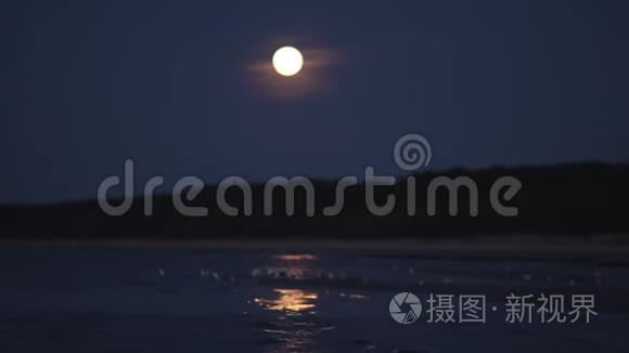 从飞碟到飞碟：巨大的月亮用月光小径照亮大海-4K专业镜头景观-