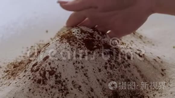 厨师在厨房里揉可可面粉视频