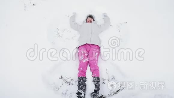 快乐可爱的小女孩做雪天使视频