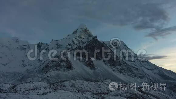 日落时的阿马达布拉姆山。 喜马拉雅山，尼泊尔。 鸟瞰图