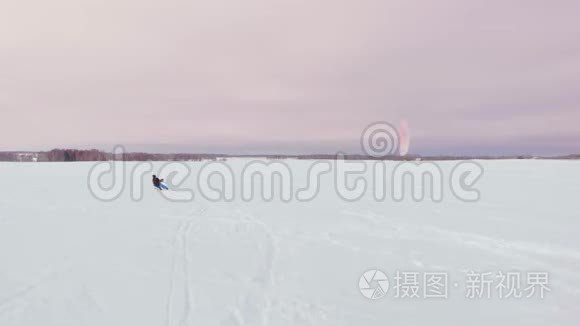 冬天在滑雪板或滑雪板上风筝。 在风中在冰上滑冰。 美丽的彩帆。