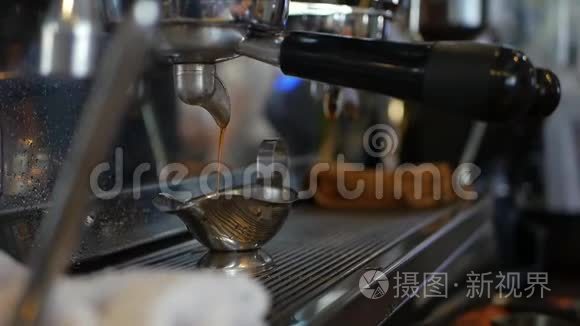 咖啡师用专业咖啡机煮咖啡