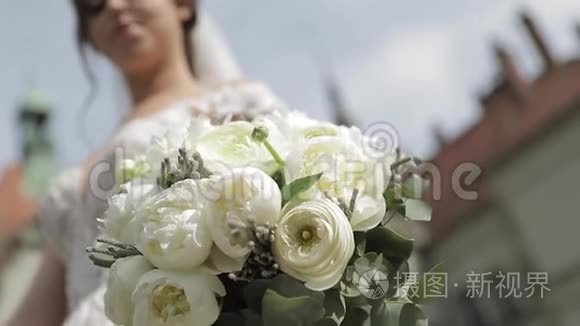 新娘的特写双手捧着花束视频