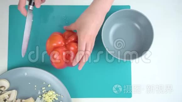 女性的手从种子中切下红椒视频