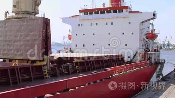 货船在港口码头装载煤炭视频