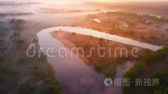 河流附近多雾地区的美丽景观视频