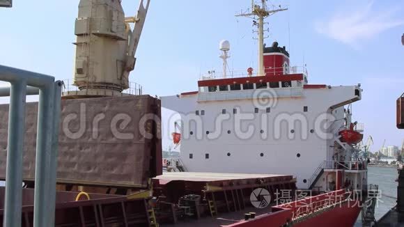 货船在港口码头装载煤炭视频